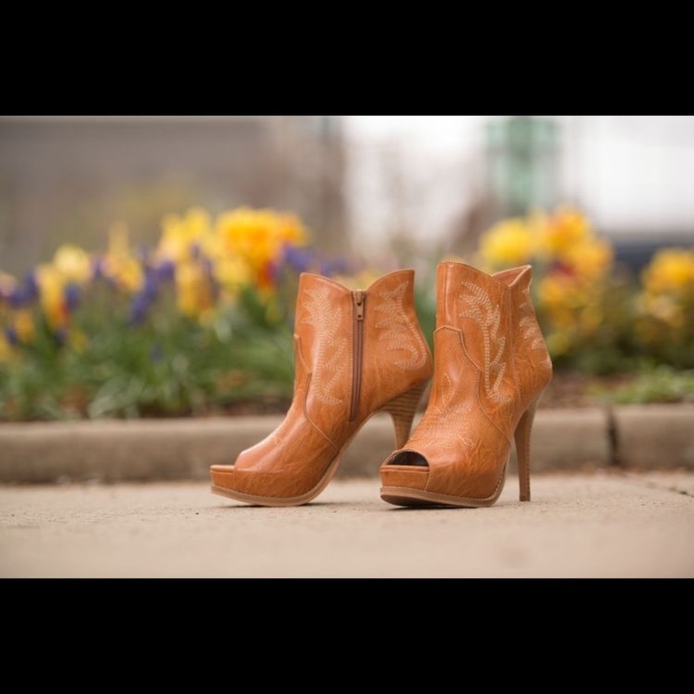 Miranda Escapade Peep-toe heels booties sz8 NEW